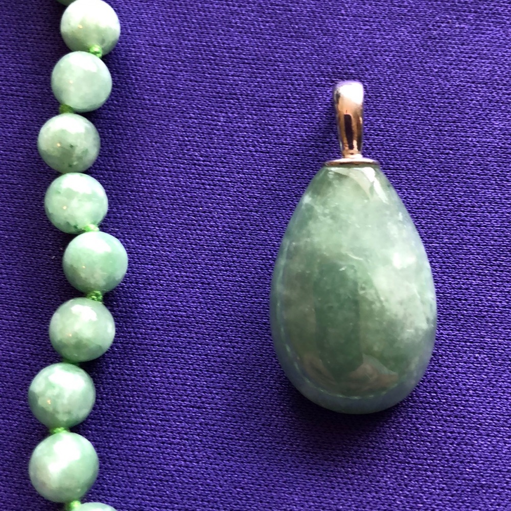 Beautiful jade necklace! - Picture 2 of 5